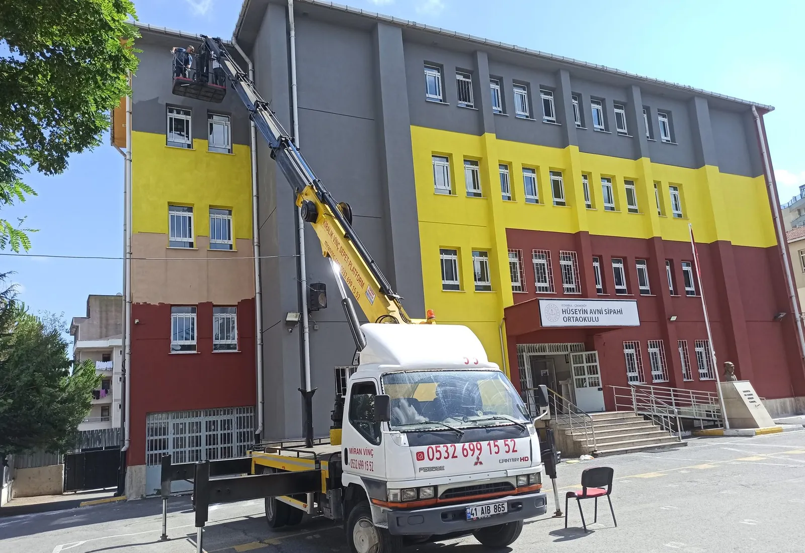 Dış cephe mantolama ve dış cephe çalışması için bina önünde konumlanmış Miran Vinç sepetli platformu