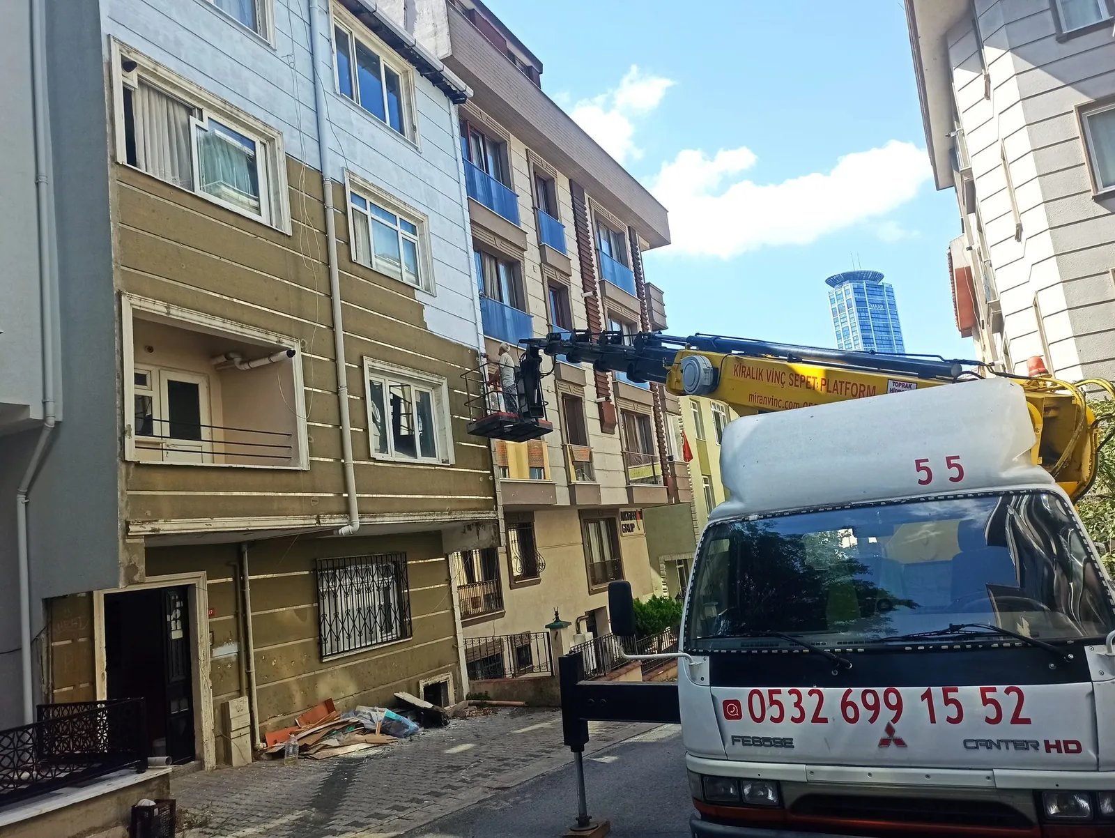 Bina cephesinde çalışan Miran Vinç sepetli platform aracı
