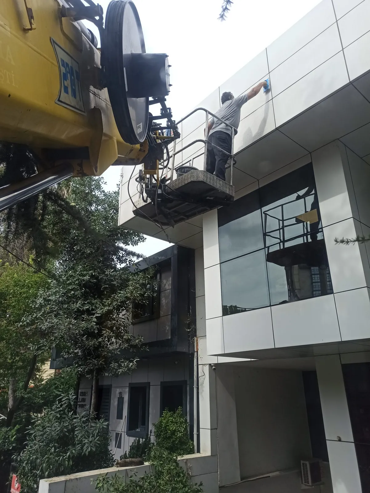 Dış cephe kaplama çalışmasında sepetli platform