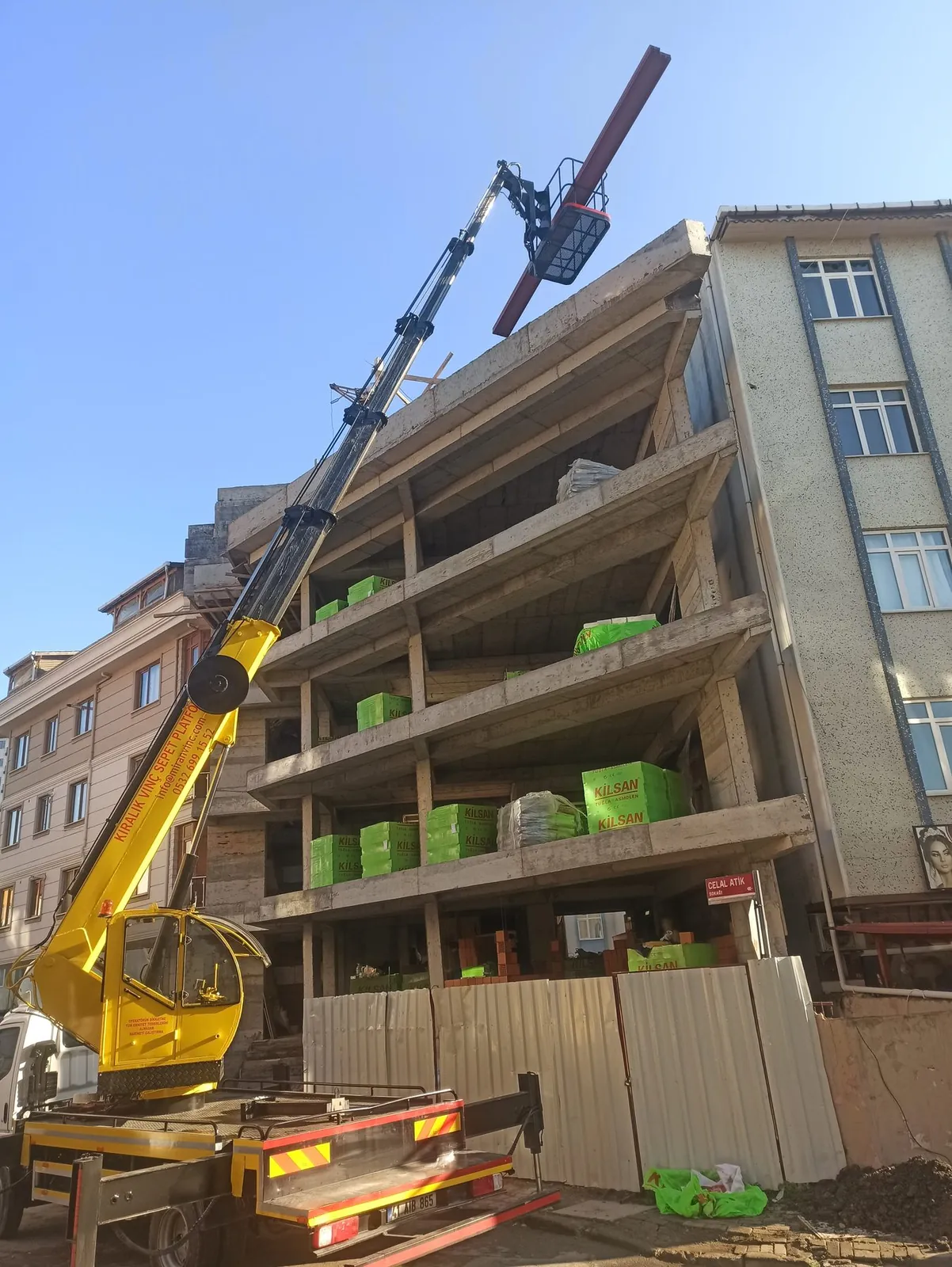 Miran Vinç sepetli platformu ile bina cephesinde çalışma