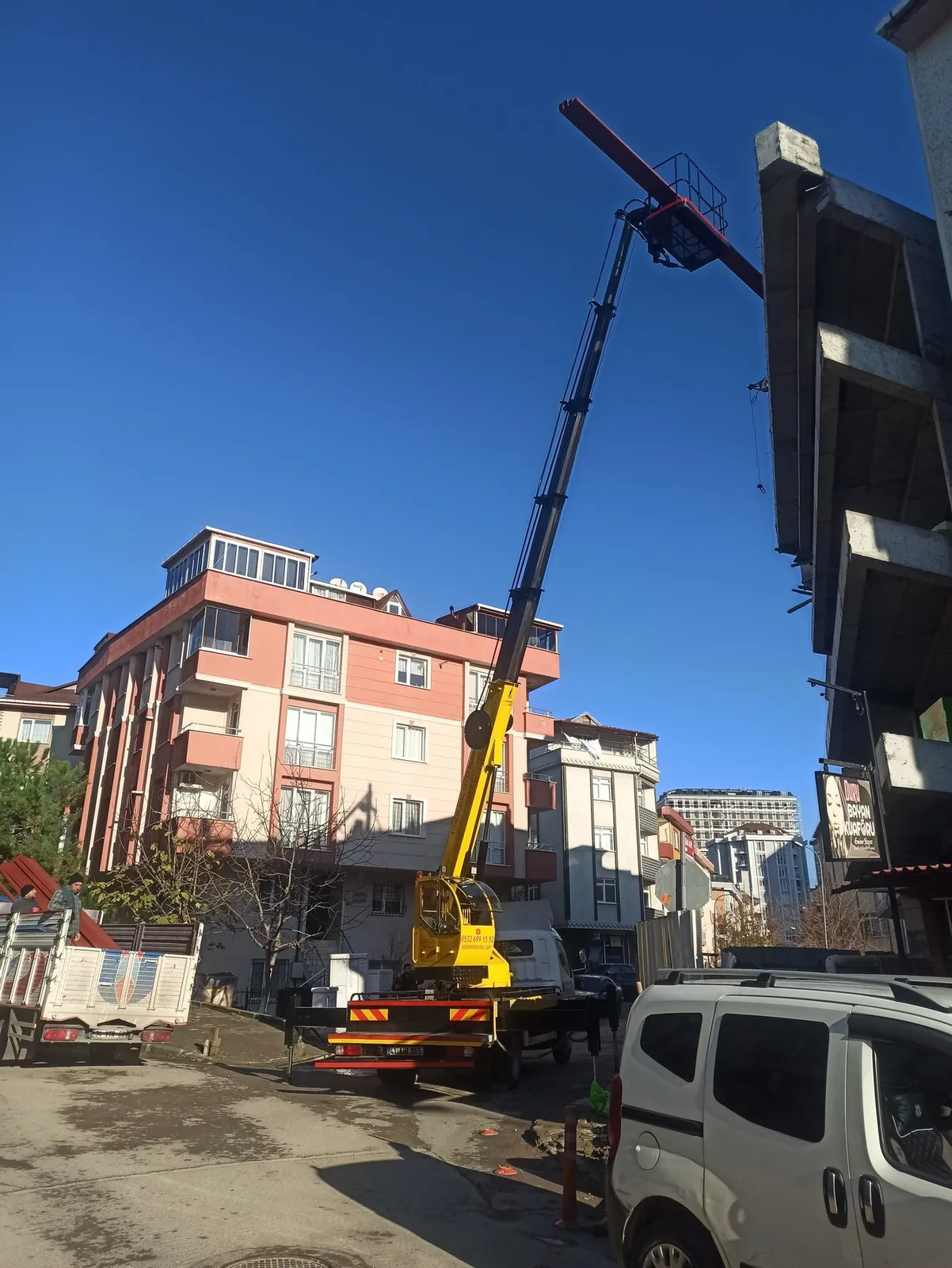 Miran Vinç sepetli platformu ile bina cephesinde çalışma