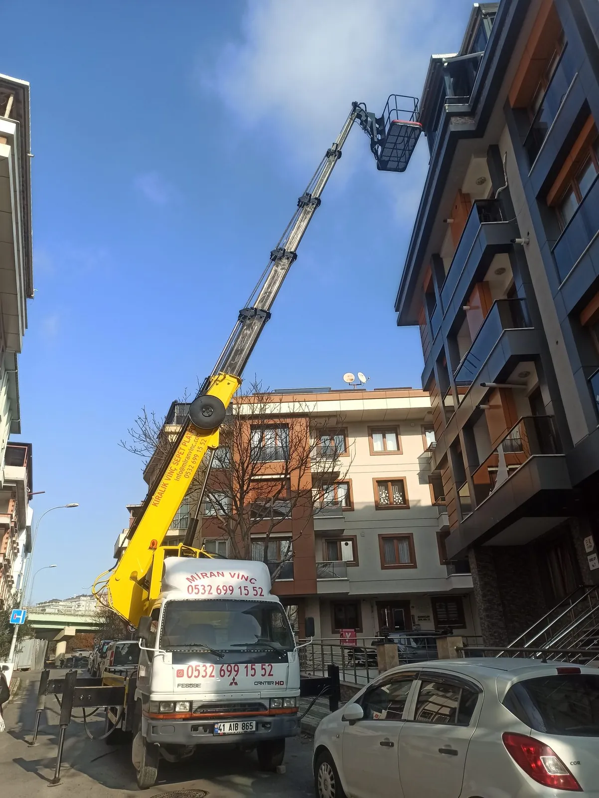Miran Vinç sepetli platformu ile bina cephesinde çalışma
