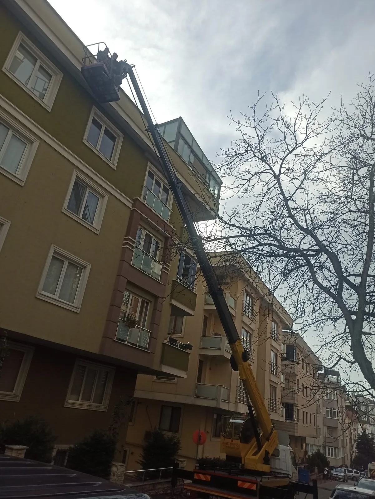 Miran Vinç sepetli platformu ile bina cephesinde çalışma