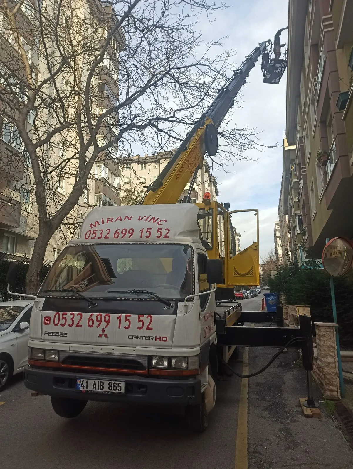 Miran Vinç sepetli platformu ile bina cephesinde çalışma