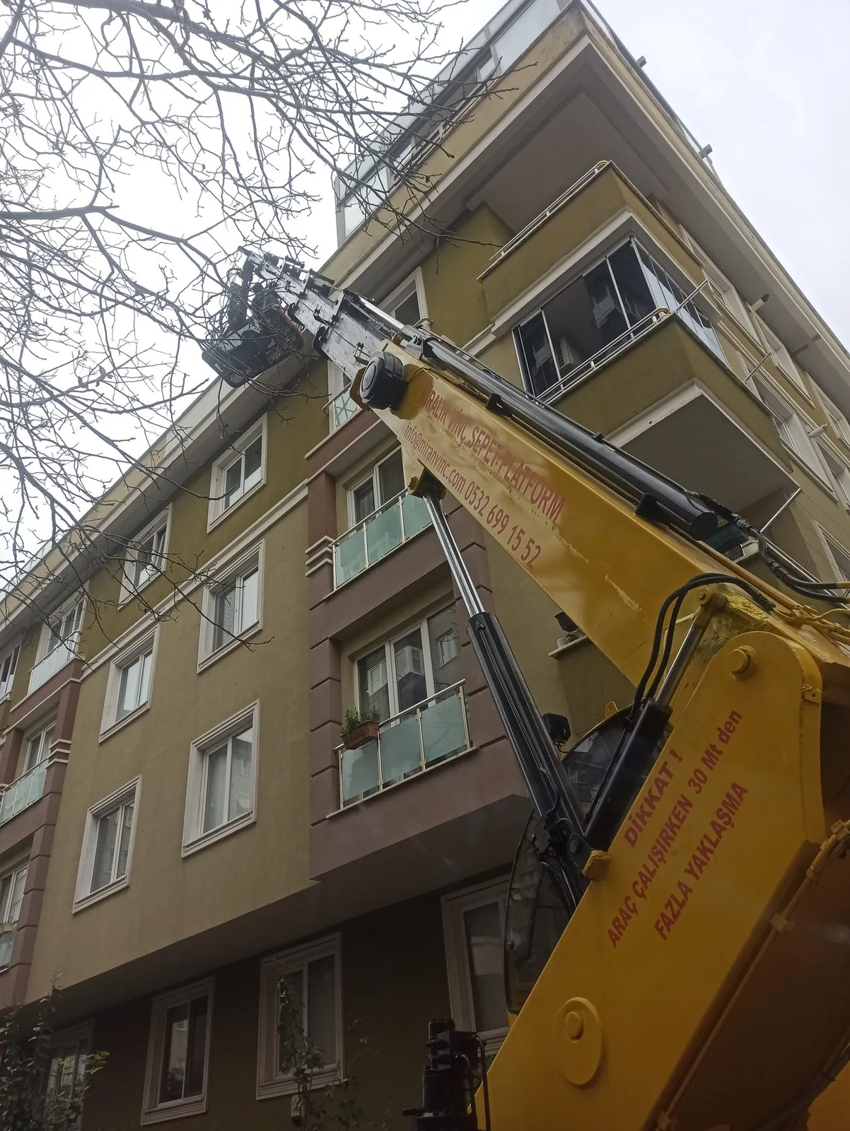 Miran Vinç sepetli platformu ile bina cephesinde çalışma