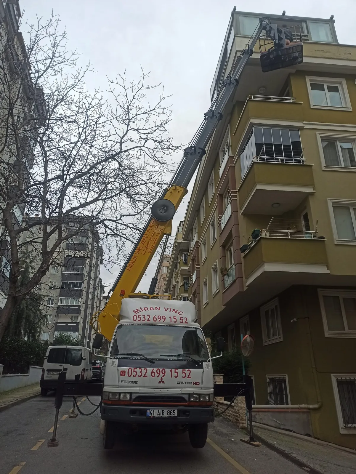 Miran Vinç sepetli platformu ile bina cephesinde çalışma