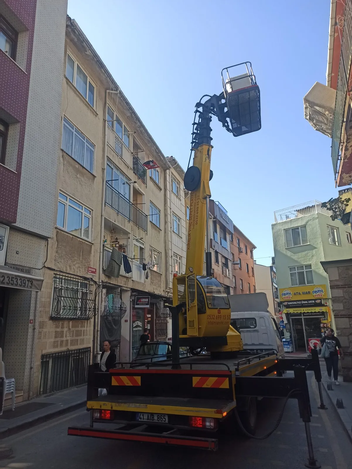 Miran Vinç sepetli platformu ile bina cephesinde çalışma