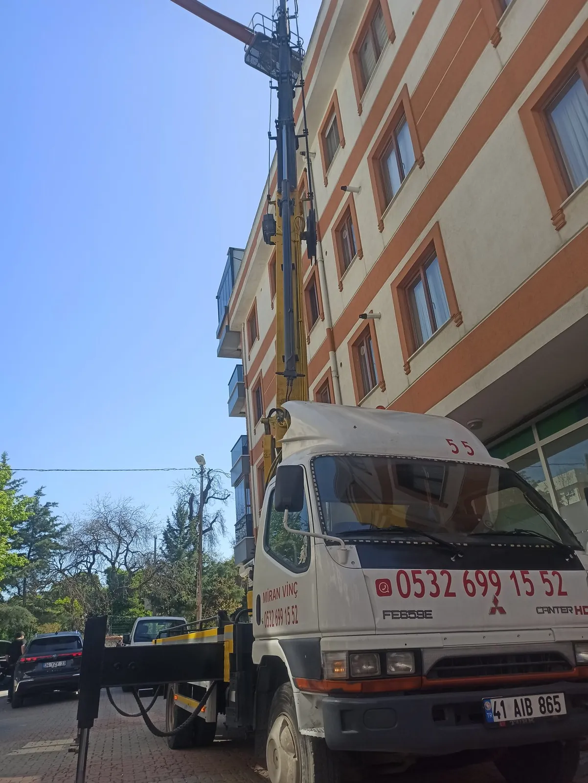 Miran Vinç sepetli platformu ile bina cephesinde çalışma