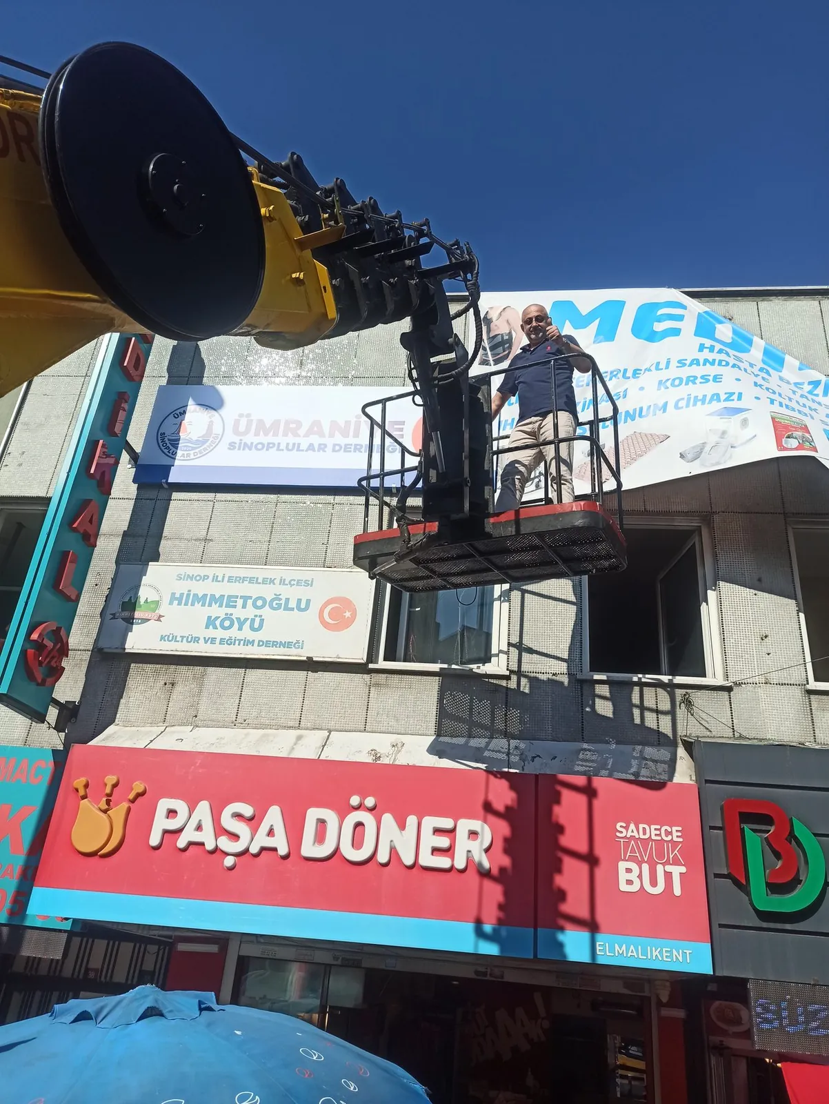 Tabela ve cephe reklam çalışması için Miran Vinç sepetli platformu