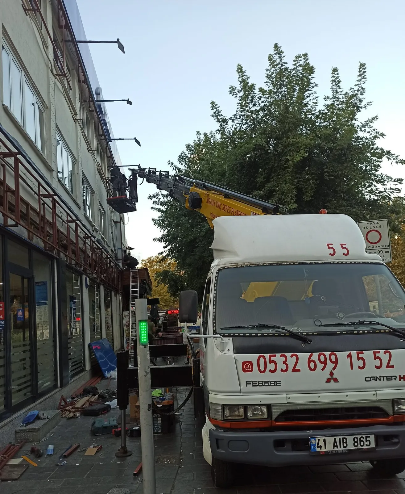 Kiralama hazırlığı: sokakta çalışan Miran Vinç sepetli platform aracı