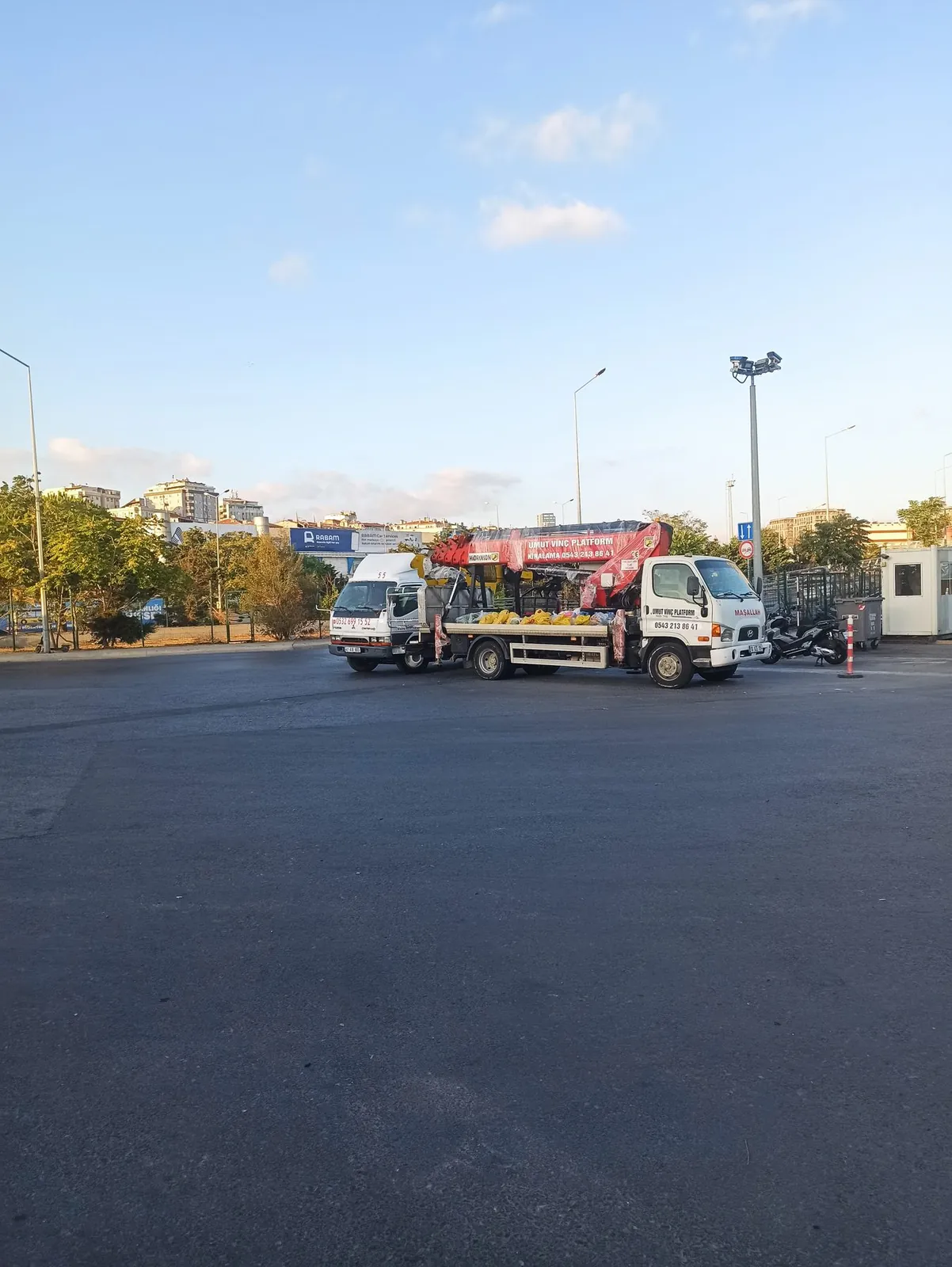 Açık alanda konumlanmış Miran Vinç sepetli platform aracı