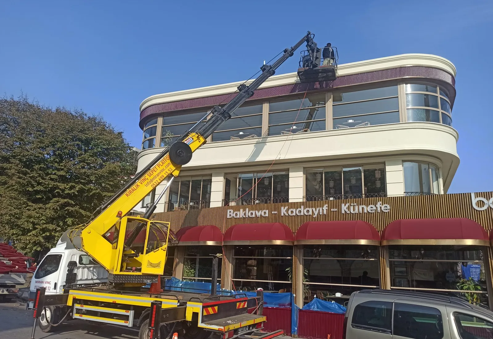 Tabela ve cephe reklam çalışması için Miran Vinç sepetli platformu
