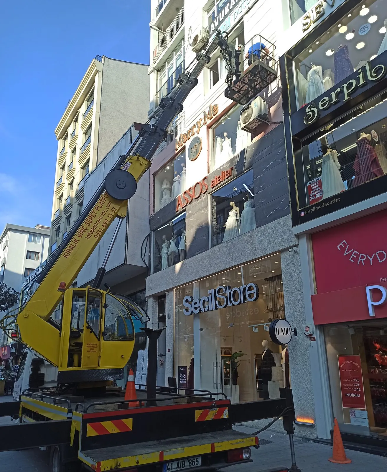 Tabela ve cephe reklam çalışması için Miran Vinç sepetli platformu