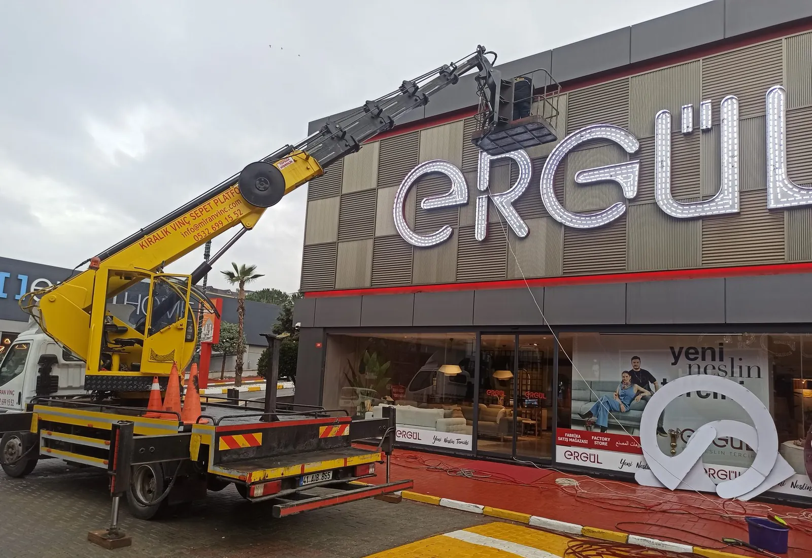 Tabela ve cephe reklam çalışması için Miran Vinç sepetli platformu