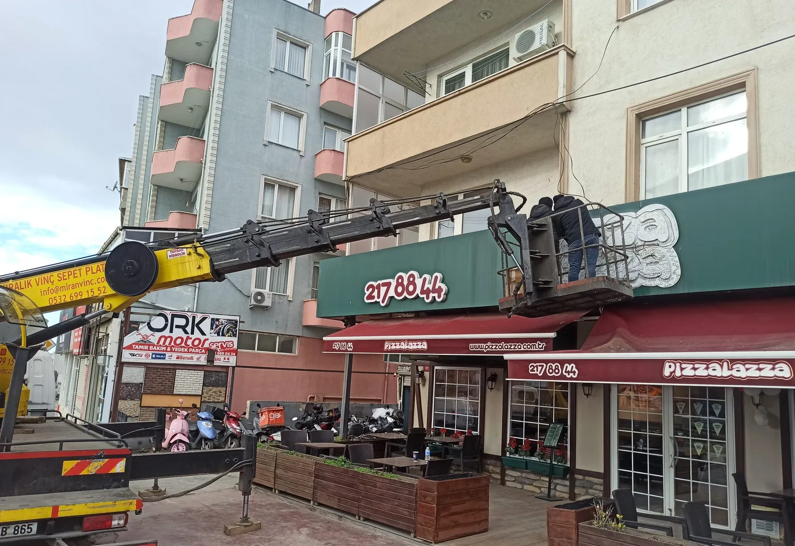 Tabela ve cephe reklam çalışması için Miran Vinç sepetli platformu