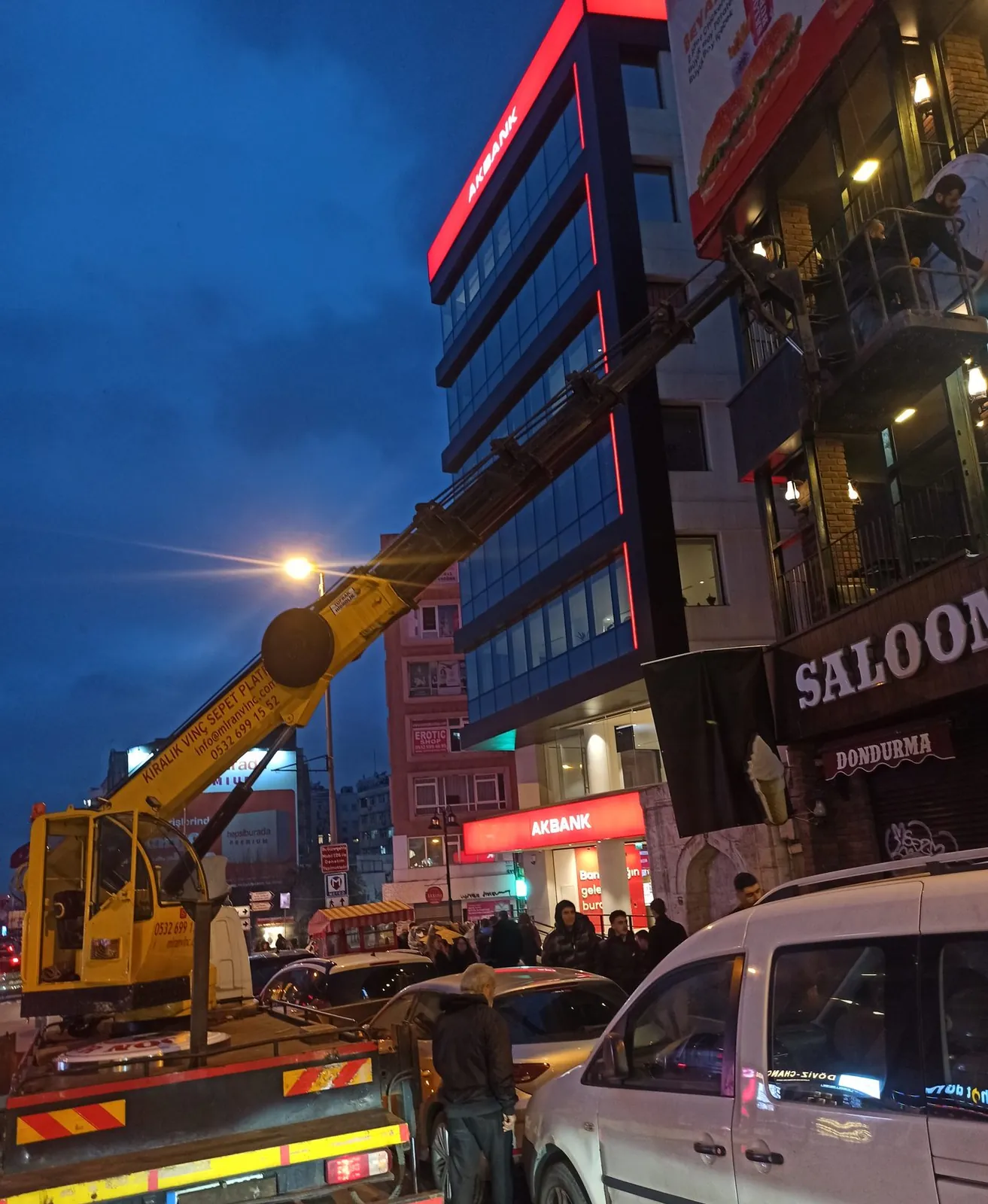 Tabela ve cephe reklam çalışması için Miran Vinç sepetli platformu