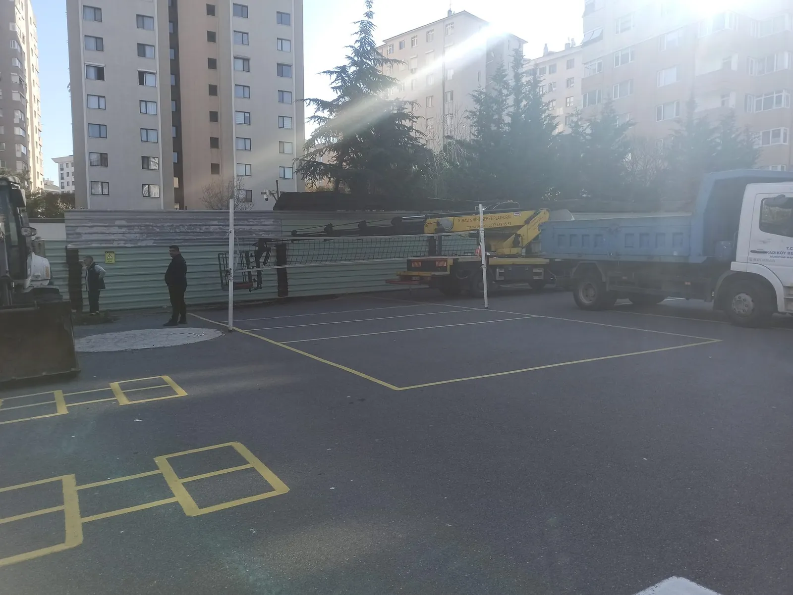 Okul bahçesi ve site içinde Miran Vinç sepetli platformu ile çalışma