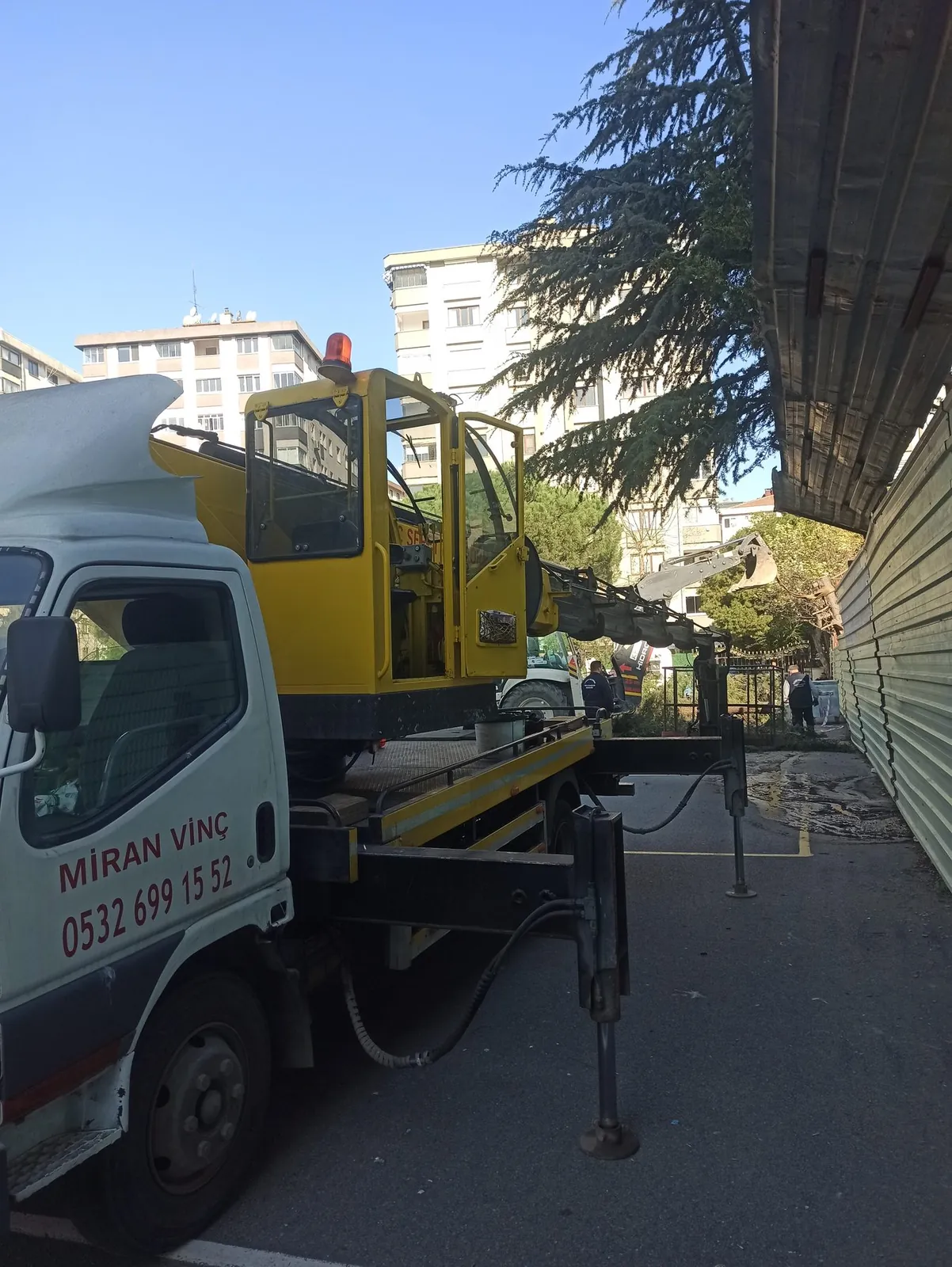 Okul bahçesi ve site içinde Miran Vinç sepetli platformu ile çalışma