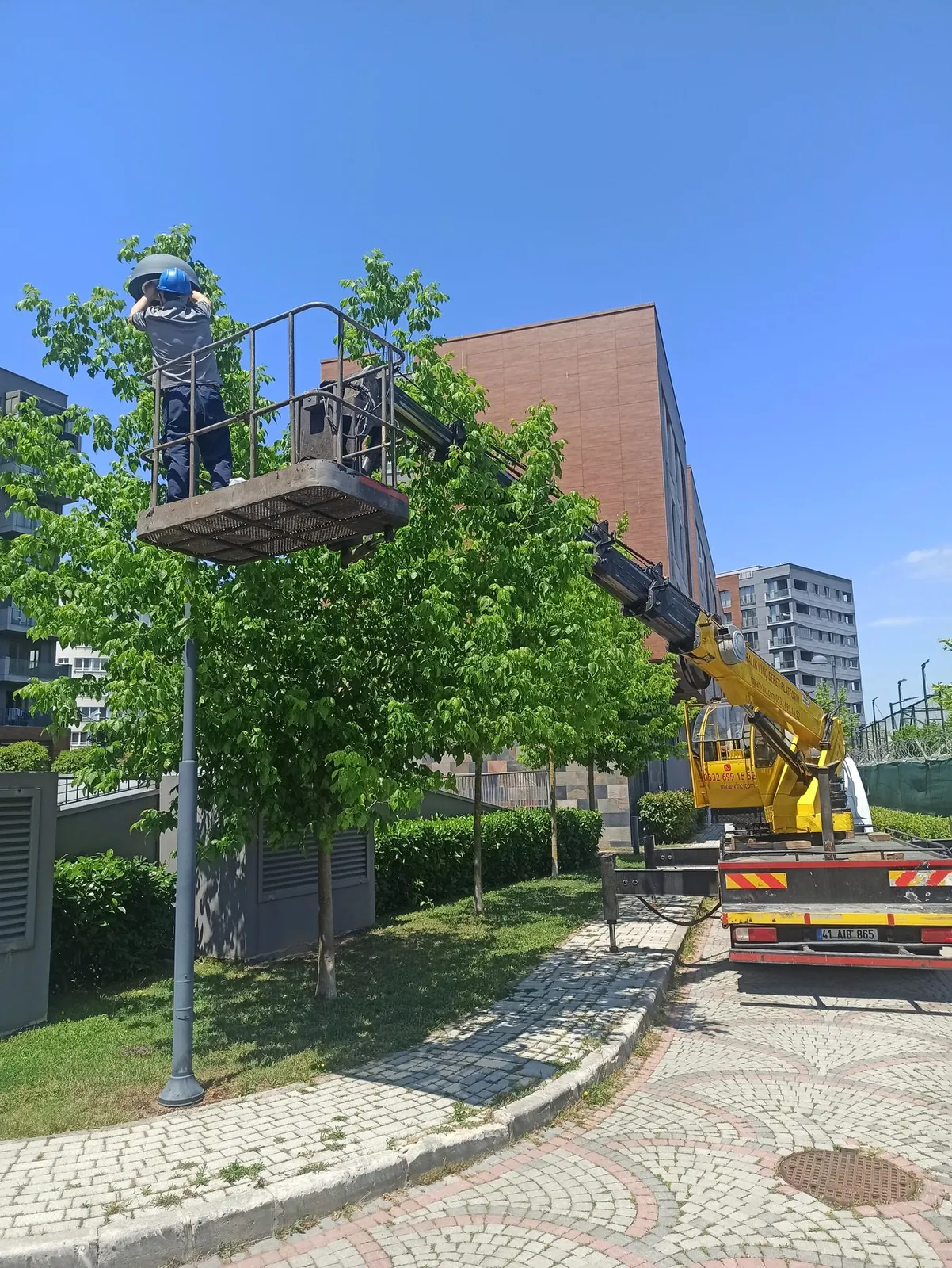 Okul bahçesi ve site içinde Miran Vinç sepetli platformu ile çalışma