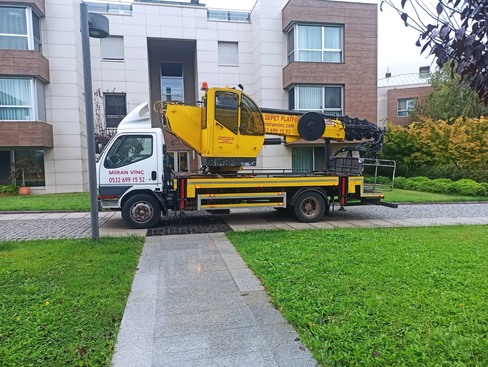 Okul bahçesi ve site içinde Miran Vinç sepetli platformu ile çalışma