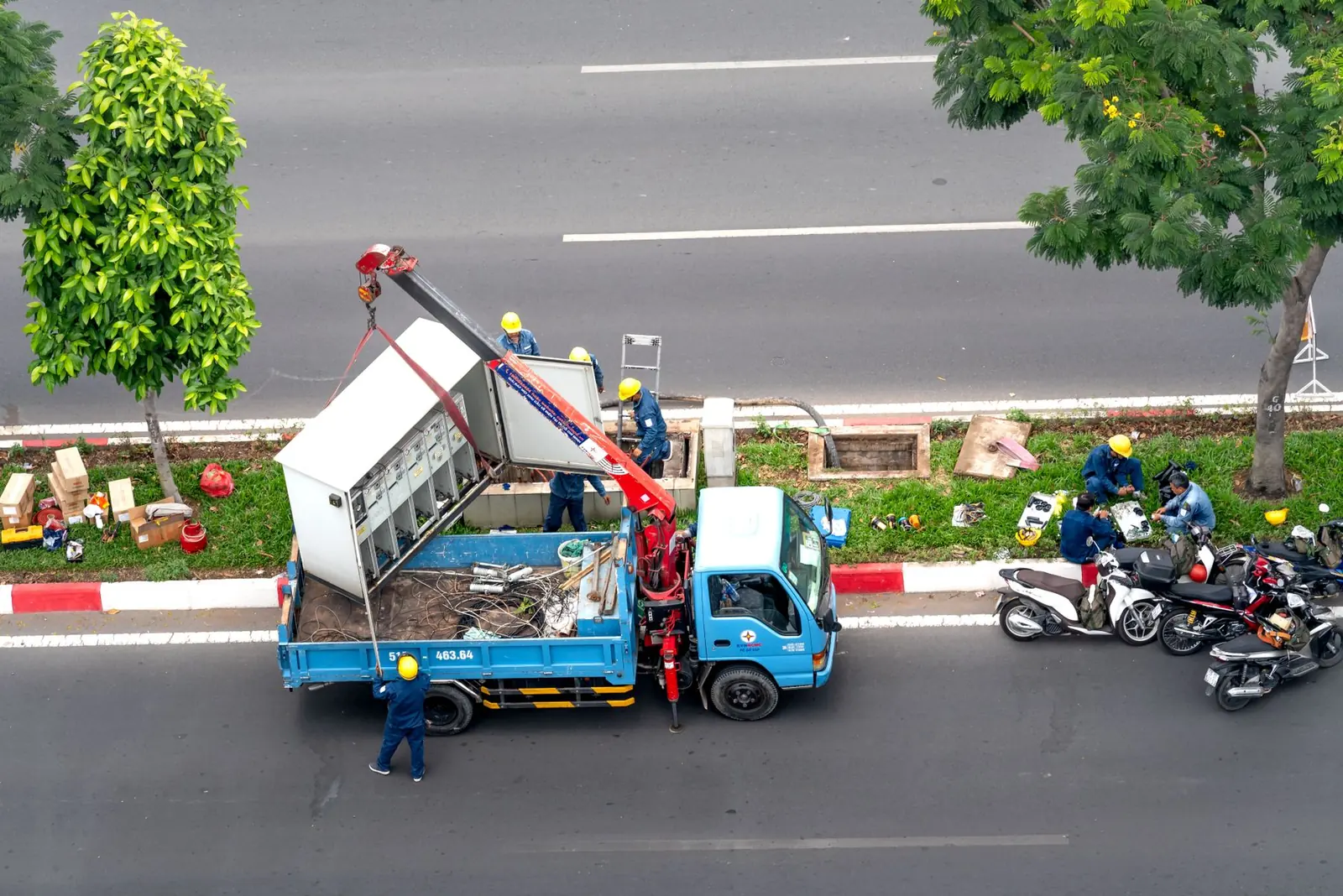 Peyzaj düzenleme: ağaçlı cadde kenarında çevre düzenleme çalışması